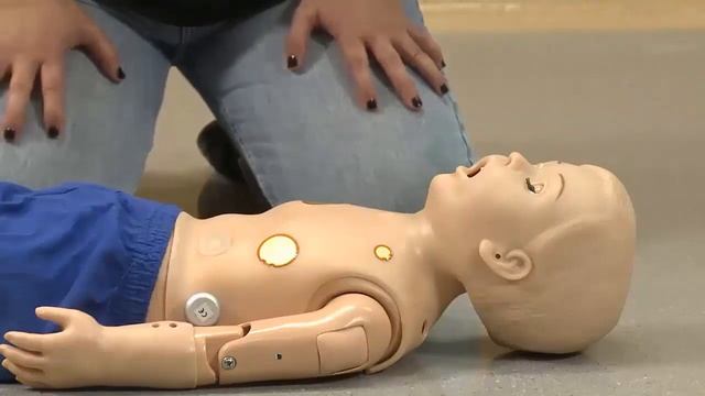 Reanimación Cardiopulmonar (RCP) en niños y niñas desde 1 año hasta la pubertad смотреть онлайн