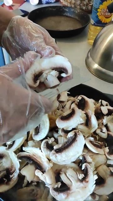 Как я режу шампиньоны для жарки в сковороду. смотреть онлайн