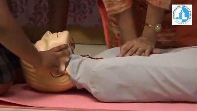 CPR EASY TO REMEMBER WAY AS SONG TO SAVE LIFE смотреть онлайн