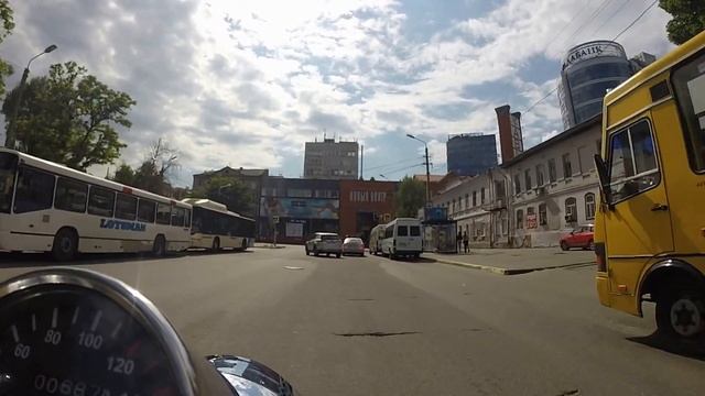 Yamaha R1 vs Geon Invader смотреть онлайн