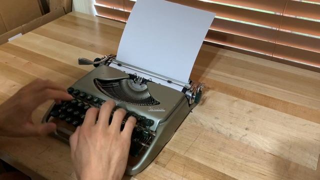 1960s Groma Kolibri Ultraportable Ultraslim Typewriter смотреть онлайн