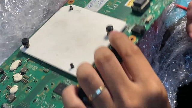 Nửa đêm nhận được lô hàng bo tivi khủng của 1 bác ở tận An Giang gửi ra đây để sửa. смотреть онлайн