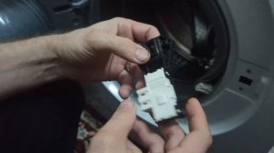 Разблокировать дверь на стиральной машинке.