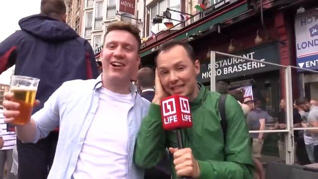 Russian Reporter On Live TV Gets Hilarious Mobbed By England Soccer Fans | HD смотреть онлайн