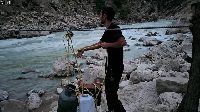 The story of effort and courage in the darkness of the night: Dawood and Akram crossing the river смотреть онлайн