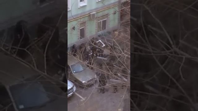 Беркут избивает активиста Майдана 18,02,2014 смотреть онлайн