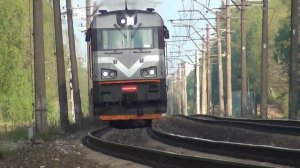 Тепловоз 2М62УМ-0086 «коптит» с товарным составом