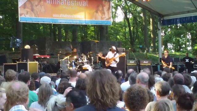 Richard Bona - O sen sen sen - Afrika Festival Hertme 7jul2013 (vis 11) смотреть онлайн
