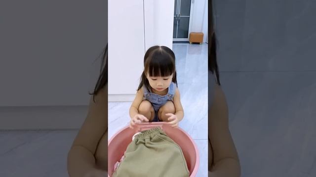 趁著老婆不在家教訓下閨女，萬萬沒想到閨女扭頭就哭！ 也太不講武德了！【蘇馨呀】#babygirl #cutebaby #亲子 смотреть онлайн
