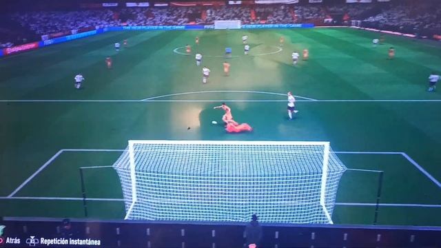 Lewandoski para el 0-1 del Barcelona ante el Valencia en Mestalla смотреть онлайн