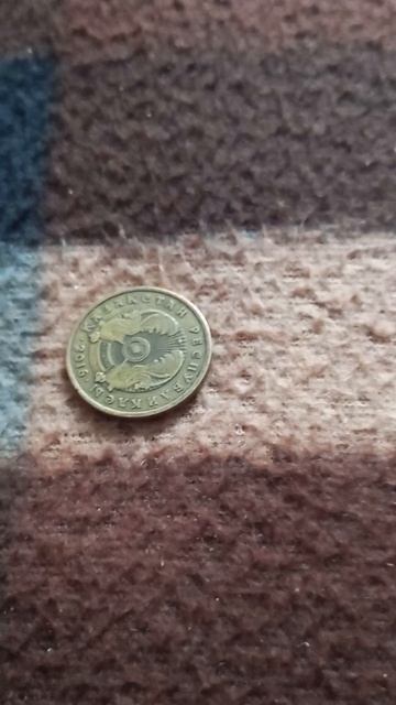 Одна МОНЕТА 10 ТЕНГЕ орлом на байковой поверхности 6-ого Августа смотреть онлайн