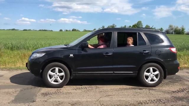 Посадили маму первый раз в жизни за руль. 🤣 смотреть онлайн
