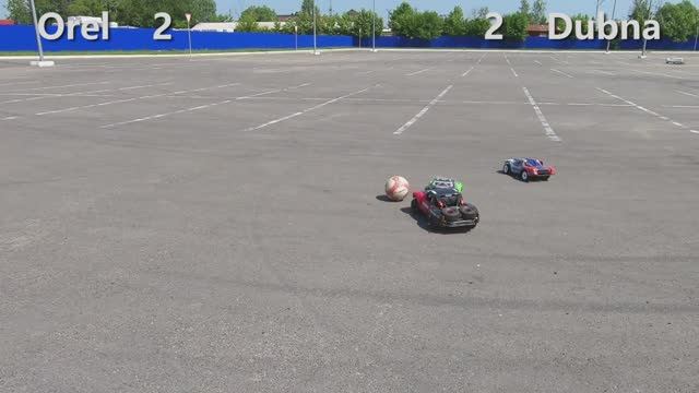 Играем в футбол на радиоуправляемых машинах.