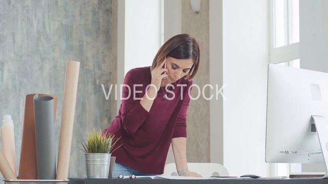 Woman designer communicates with the customer смотреть онлайн