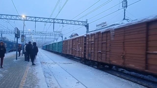 2ЭС6-1311" Синара" с грузовым на станции Павловский Посад, автор видео @Коллекционер_1.0 смотреть онлайн