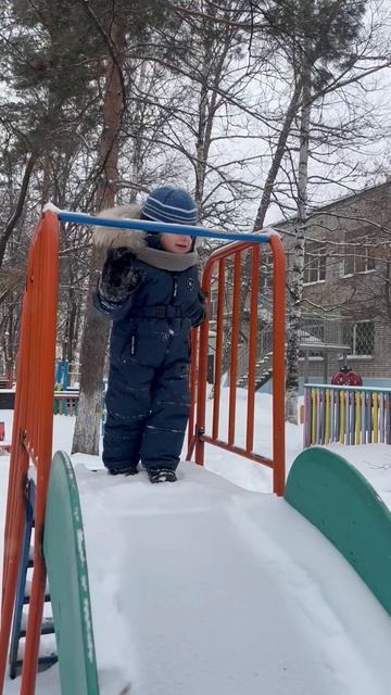 Володя катится с горки на площадке детского сада 30.01.2025 смотреть онлайн