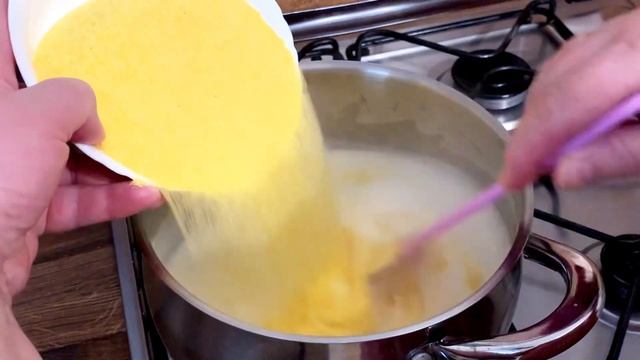 Гуцульський банош з бринзою та шкварками.#БабусиніРецепти#баношнасметані#овечабринза#життявселі