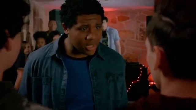 Отомстил обидчикам, постоял за себя Момент из фильма Кобра Кай Cobra Kai Часть 2 смотреть онлайн
