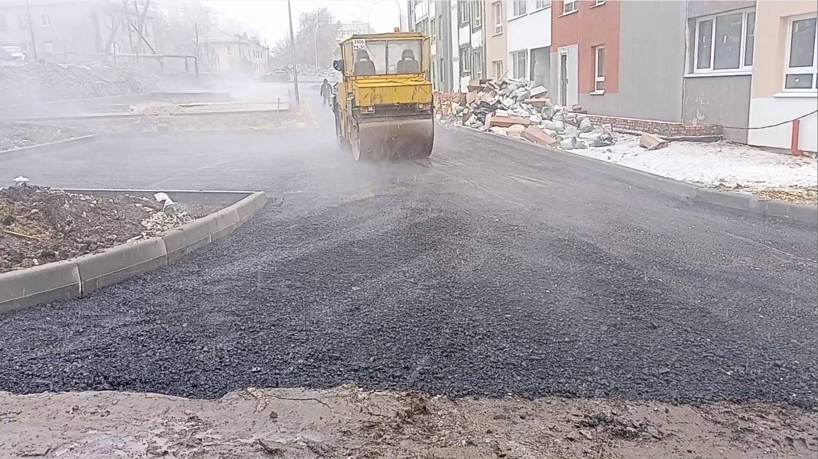 Дождь и снег не мешают укладывать асфальт у саратовской новостройки смотреть онлайн