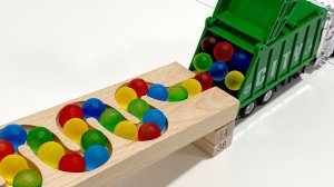 Скатываем шарики в машинку, играем машинку