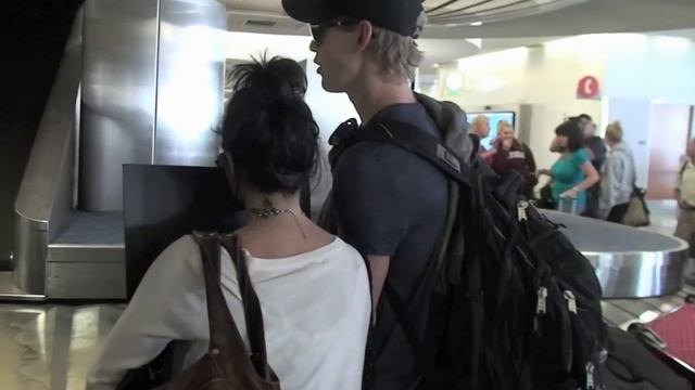 WATCH: Vanessa Hudgens' Butterfly Neck Tattoo смотреть онлайн