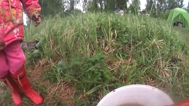Рыбалка с ночевкой с дочкой.Карась лапоть.сорога селедка.Отдых на рыбалке с друзьями... смотреть онлайн