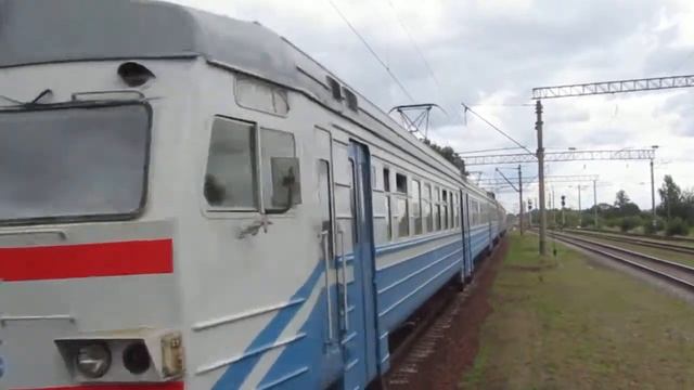 Электропоезд ЭР9М-535/558 прибывает на станцию смотреть онлайн