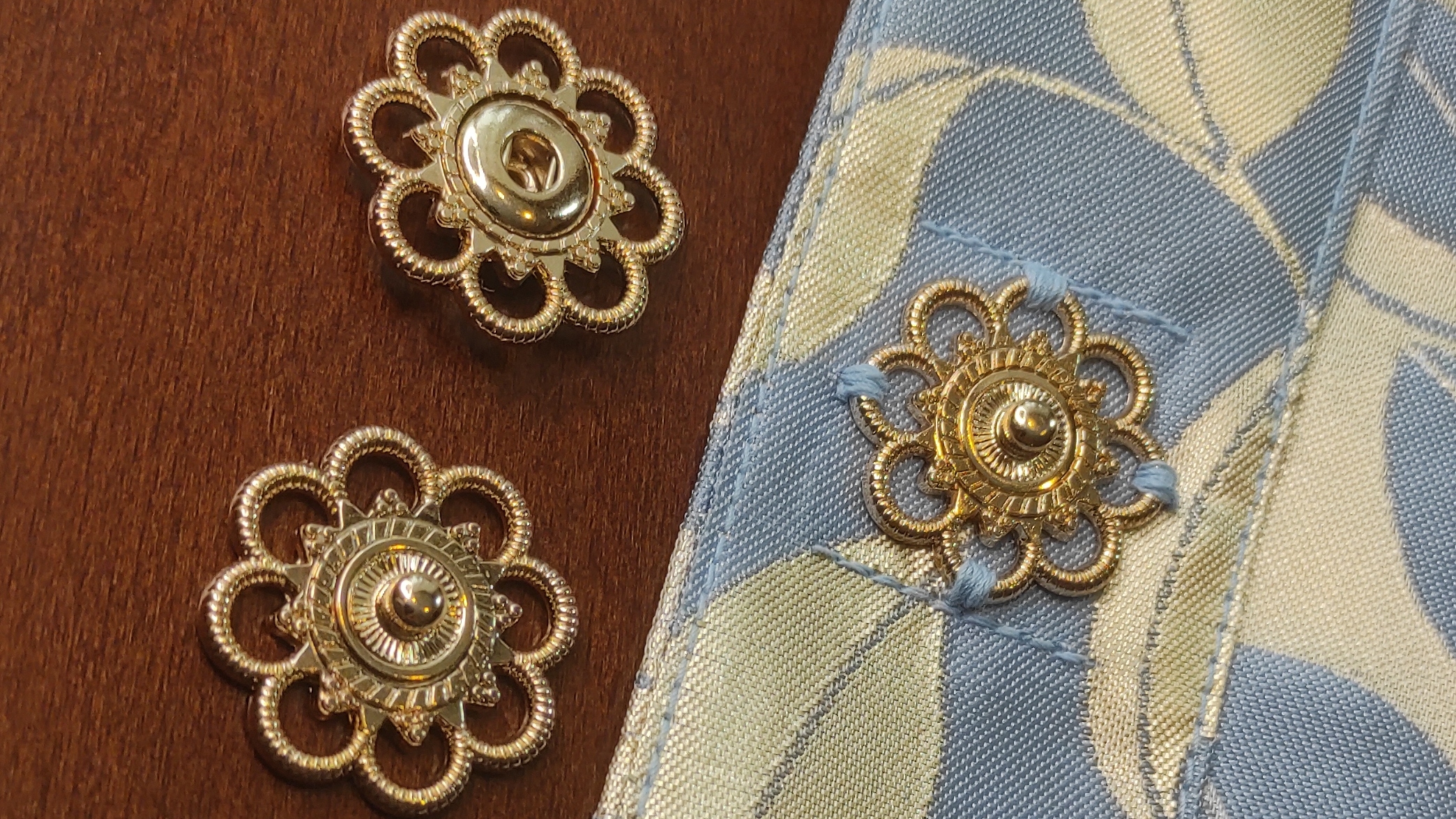 Пришиваем кнопки к одежде правильно!