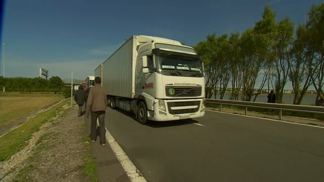 Calais: Meet the migrants entering the lorries - BBC News смотреть онлайн