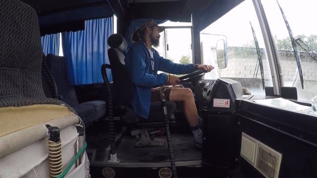 Первый раз за рулем Икаруса. Помаленечку паркуемся ) смотреть онлайн