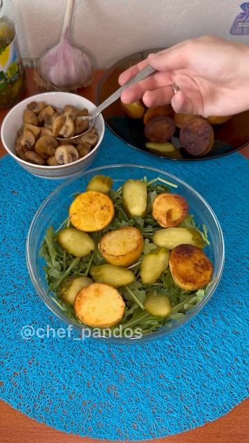 Тёплый салат с шампиньонами, бэби картофелем и маринованными огурчиками 🥗 смотреть онлайн