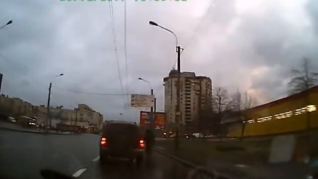 Два идиота   один за рулём, а другой на ногах