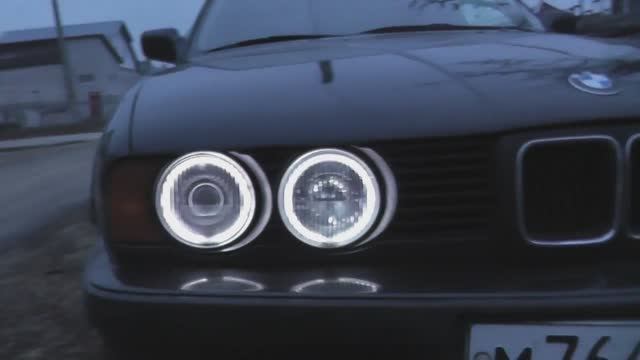 Как светят фары hella black с ангельскими глазками на автомобиле BMW e34 (520i) смотреть онлайн