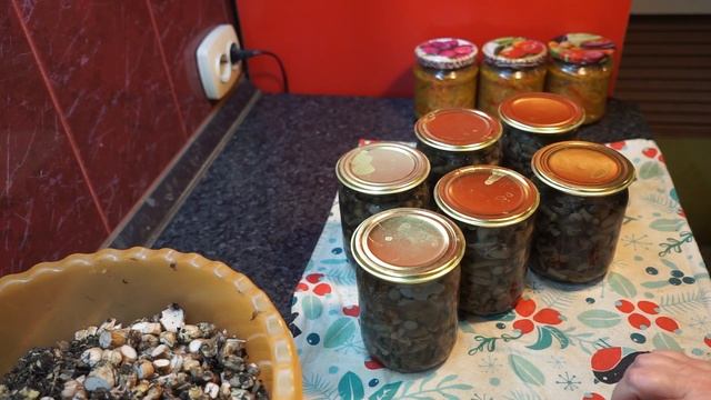 Запас грибов на зиму пополняется.