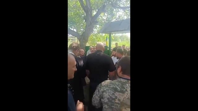 Вася "священик" пцу, якого не кликали на похорон кричить матері загиблого - закрий рот смотреть онлайн
