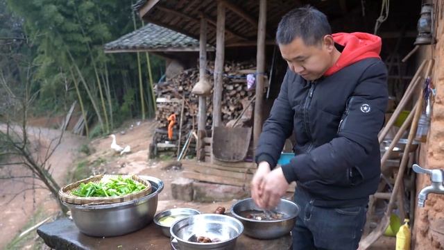 【农村四哥】农村四哥存了2年的干货，做一盆干锅腊猪肚，老妈夸有点厨师范了 смотреть онлайн