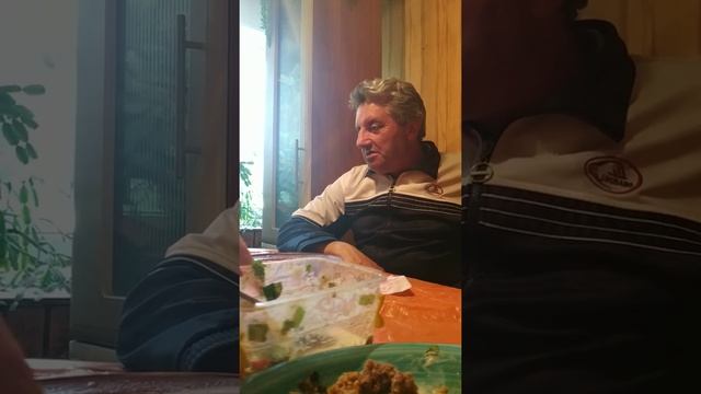 Сидим,едим, бухаем