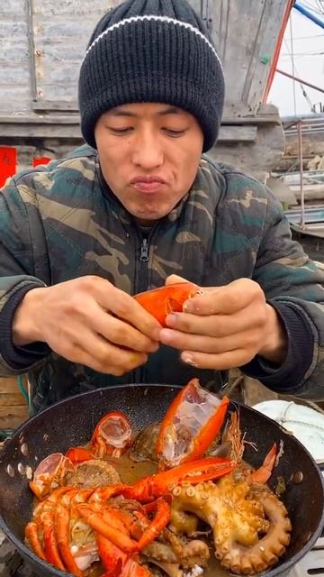 EATING HEAD LOPSTER SHO #shorts #streetfood смотреть онлайн