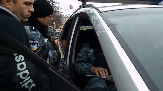 В Днепре Беркут обыскует машины! смотреть онлайн