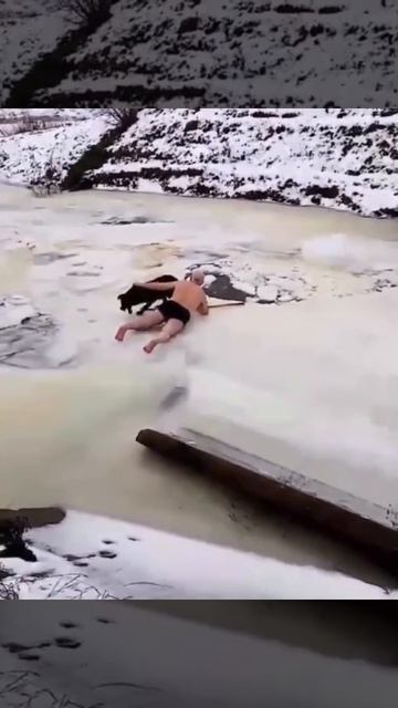 крещение и Спасение Собаки, человек спас собаку рискуя своей жизнью. спас собаку. спасение смотреть онлайн