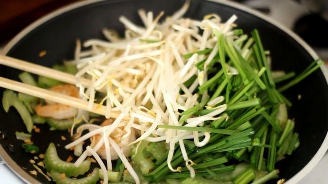 Banh Pho Xao Tom Gia He (Stir-fry Rice Noodles with Shrimp Bean Sprouts and Chives) смотреть онлайн