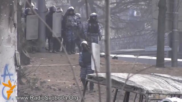 Беркут показывает неприличные жесты!!!Ах-ха-ха красава;) 20.01.2014 смотреть онлайн