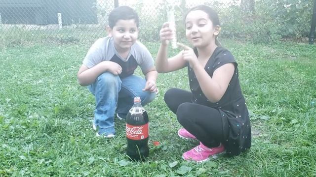 Kids Fun Play Coca-Cola and Mentos Activity, Children's Fun Experiment at Home. смотреть онлайн
