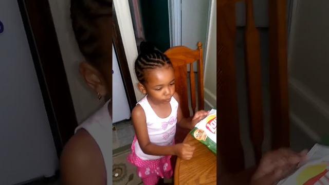 Amanda Tastes: Lay's Truffle Fries Chips смотреть онлайн