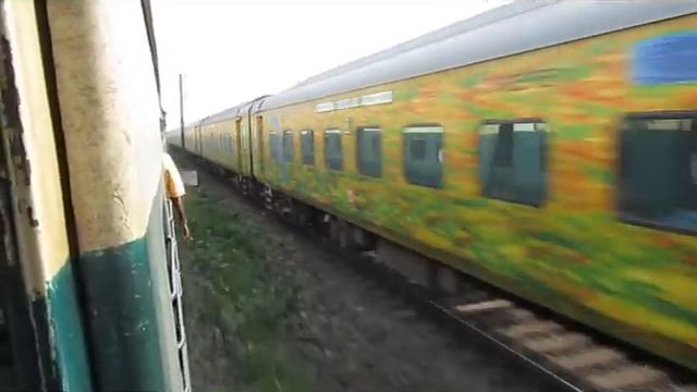 Parallel Action : Blazing Sealdah Duronto gracefully overtaking my EMU смотреть онлайн