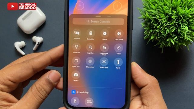How to Change Camera & Flashlight Icon on iPhone Lockscreen in iOS 18 смотреть онлайн