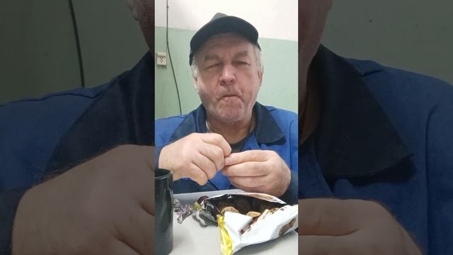 На десерт бисквитные сладости со вкусом трюфеля.