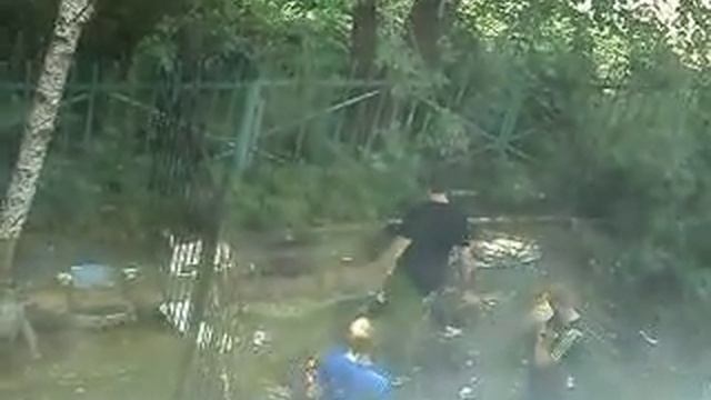 студенты жарят шашлык на помойке