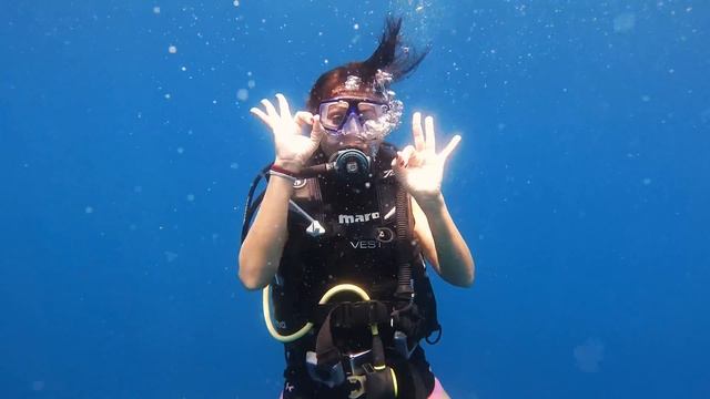 10 years kid doing backflip from a boat / Amazing Whale sharks dive смотреть онлайн