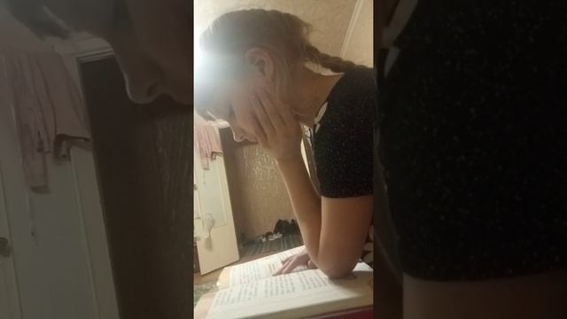 Ася  умеет читать с детсада.